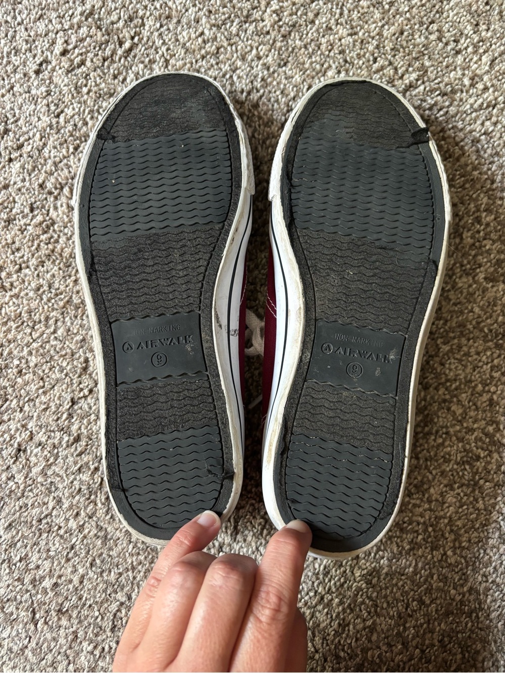 Airwalk Kids Low-Top Sneakers in Burgundy and Black